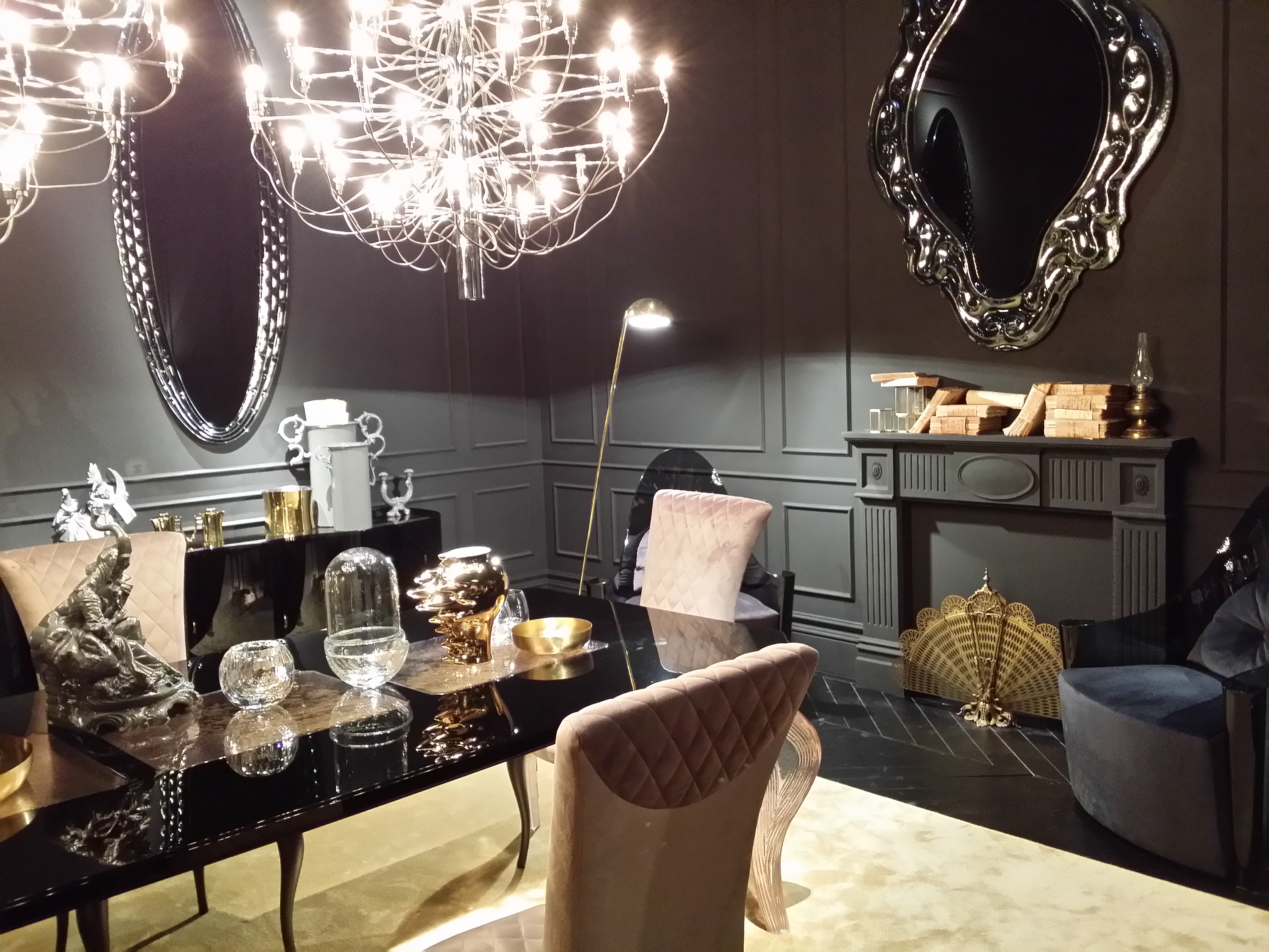 Espejos, tapa de mármol, patas doradas sillón de terciopelo, muebles lacados, detalles de oro