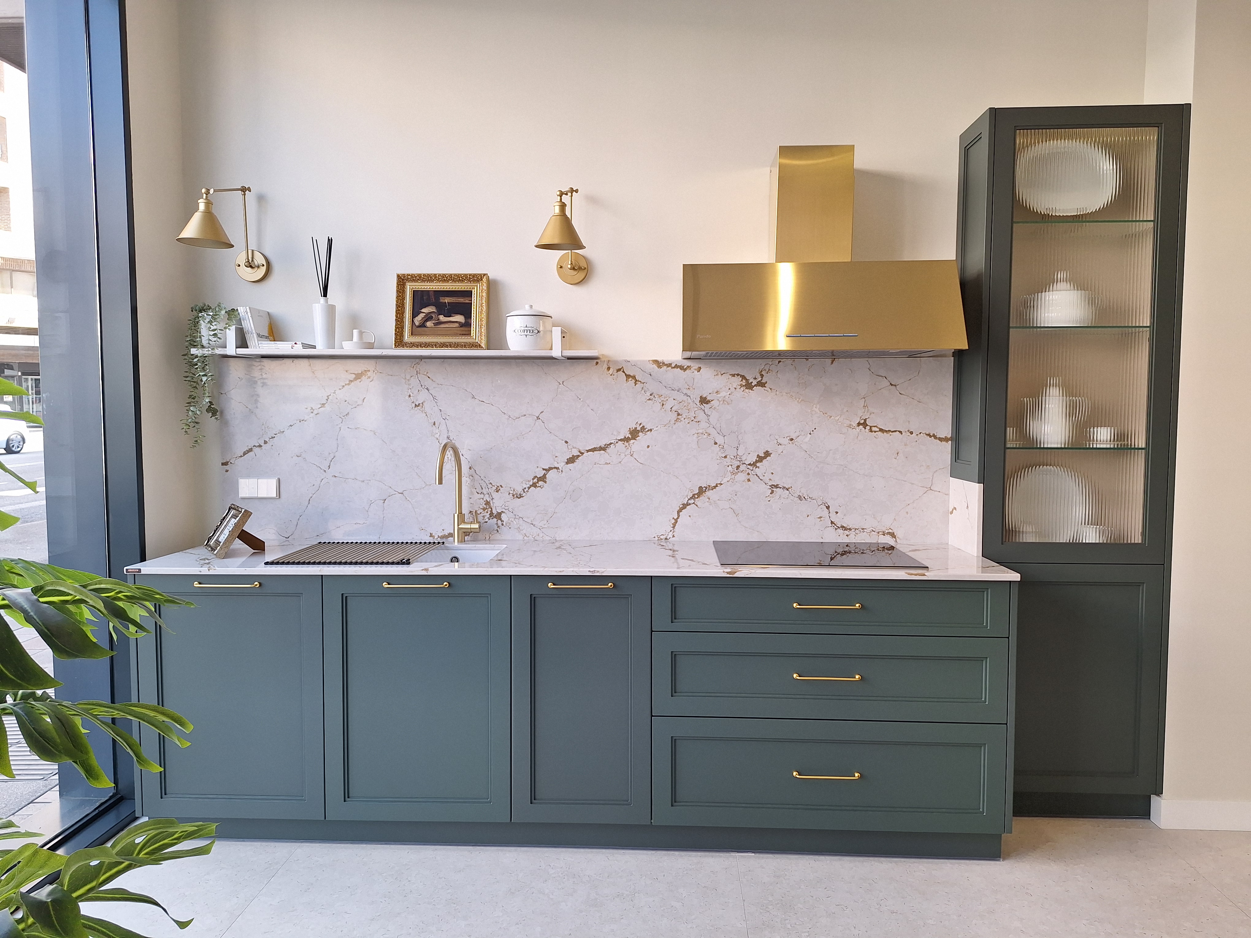 cocina verde lacada, complementos dorados